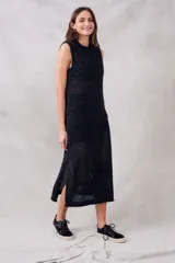 Vestido midi negro tejido a crochet con lurex, cuello redondo y sin mangas.