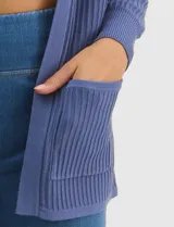 Cardigan abierto de tejido acanalado, con bolsillos frontales y mangas largas de corte entallado con puños de rib.