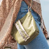 Morral verde oliva de cuero vacuno con correa larga ajustable y removible, bolsillo con cierre en la tapa trasera y cierre superior. Interior forrado con bolsillo para el móvil.
