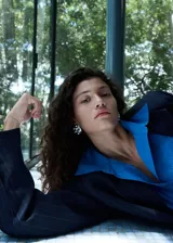 Blazer de doble botonadura color azul marino con estampado de raya diplomática, cuello en pico con solapa de muesca, bolsillos con solapa y diseño recto.