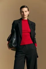 Blazer de corte sastrero con solapas clásicas y estructura definida. Presenta un diseño versátil con silueta ligeramente oversized, ideal para un estilo sofisticado y atemporal.
