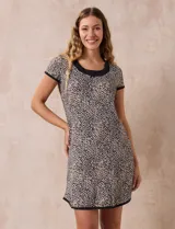 Camisón corto de tejido suave estampado, con cuello redondo y mangas cortas.