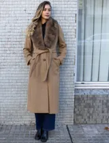 Tapado largo de paño de la marca Michael Kors, color marrón tostado, con cuello solapa adornado con piel sintética desmontable, bolsillos delanteros y cinturón ajustable del mismo material.