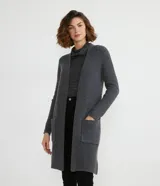 Cardigan largo de punto acanalado en color gris oscuro, con diseño abierto sin botones y dos bolsillos frontales aplicados.