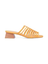 Sandalia de tacón cuadrado bajo con efecto madera, color amarillo mango, con tiras finas cruzadas y detalle trenzado en el empeine.