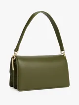 Cartera tipo bandolera o de hombro color verde oliva, de acabado liso y forma rectangular. Presenta una solapa frontal con cierre magnético y un broche metálico dorado con el monograma TH. Incluye correa ajustable y herrajes dorados.