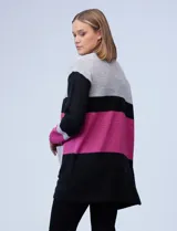 Cárdigan tejido con diseño color block en tonos gris, negro y rosa. Tiene bolsillos delanteros y corte largo.