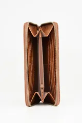 Billetera de charol color cereza con textura tipo cocodrilo y cierre perimetral con cremallera.