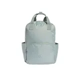Mochila Adidas Prime color verde claro, con doble asa superior, bolsillo frontal con cierre, bolsillos laterales y el logo de la marca bordado en la parte inferior.