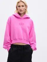 Canguro cropped Gap de color fucsia, con capucha, mangas largas abullonadas y el logo de la marca bordado en el centro del pecho.