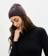 Gorro de punto color marrón oscuro, con ruedo acanalado y delicado bordado de flor con pedrería en la parte delantera.