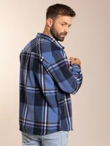 Camisa a cuadros blanca, negra y marrón, de corte regular y manga larga.