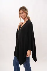 Ruana negra tejida de punto en algodón.
