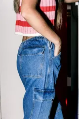 Pantalón jean cargo de tiro bajo, color celeste esfumado, con bolsillos cargo y pierna ancha.