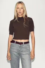 Jersey de punto marrón oscuro, cuello redondo y manga corta, con diseño de punto acanalado y detalles en punto diamante en el torso.