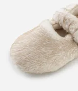 Pantufla cerrada de estilo zapatilla, confeccionada en poliéster con revestimiento de textura felpuda en color tostado.