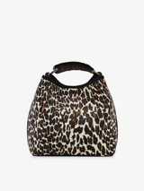 Bolso tipo bucket con estampado de leopardo, manija superior rígida revestida y correa larga ajustable. Cuenta con bolsillo interno y cierre principal.