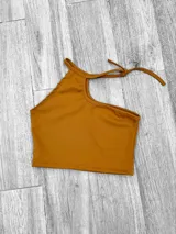 Top blanco irregular con un solo bretel y espalda descubierta.