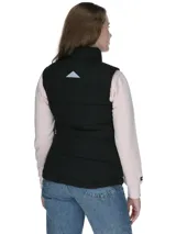 Chaleco acolchado negro con cuello alto, cierre frontal y logo de la marca en el pecho. Cuenta con bolsillos laterales con cierre y diseño funcional con tecnología aislante.
