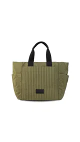 Cartera tipo tote de diseño capitoneado en color marrón claro, con doble asa de mano negra y bolsillos laterales. Presenta un diseño acolchado con líneas verticales en el frente y rombos en los laterales, e incluye una etiqueta decorativa con logo.