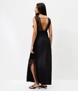 Vestido midi de satén negro con corte recto, escote en V profundo, breteles anchos de encaje y aplicaciones laterales de encaje con tajo pronunciado.