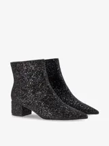 Bota corta de caña baja con acabado de glitter negro, punta fina y tacón cuadrado.