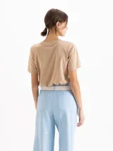 Remera gris oscuro con efecto acid wash, corte clásico, mangas cortas y cuello redondo. Cuenta con una estampa frontal de un corazón rojo con dos patitos amarillos besándose.