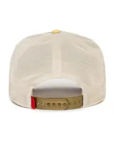 Gorra trucker Goorin Bros modelo High Horse de la cápsula Carousel, color beige con visera amarilla y detalles dorados. Cuenta con frente de jacquard con relieve floral, parche bordado con diseño de caballo de calesita, hojas bordadas en la visera, cuerda decorativa y malla trasera.