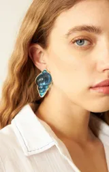 Aros colgantes con forma de caracol color azul con borde dorado.