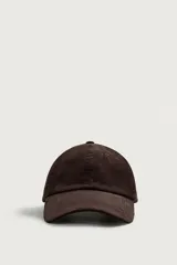 Gorra de seis paneles confeccionada en pana de algodón con visera curva y ajuste en la parte posterior.