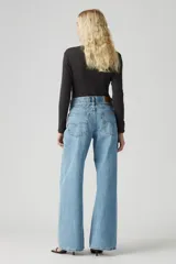 Pantalón de jean de corte recto, color celeste claro, con tiro alto y diseño clásico de cinco bolsillos.