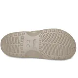 Sandalias Crocs modelo Saturday, color tostado, con diseño de dos tiras con hebillas ajustables y plantilla de espuma Croslite.