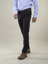 Pantalón de vestir azul marino, de corte recto, con bolsillos laterales y traseros. Se ajusta a la cintura con cinturón de cuero marrón.