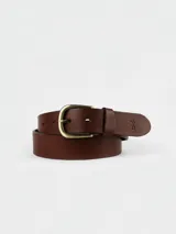 Cinto de cuero marrón con hebilla metálica dorada.