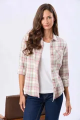 Camisa de viyela a cuadros con cuello camisero, cierre frontal con botones y bolsillo en el pecho. Presenta un diseño de manga larga con puños abotonados y textura suave.