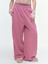 Pantalón deportivo de corte barrel con volumen relajado, cintura elastizada y bajo regulable mediante elástico. Confeccionado en tejido de algodón y poliéster.