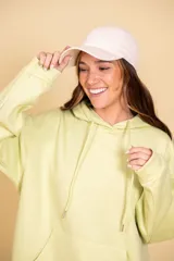 Gorra de visera color rosa.