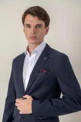 Saco azul marino de corte slim fit confeccionado en tencel, con solapa de muesca, cierre de dos botones, bolsillo de parche en el pecho y bolsillos laterales con solapa.