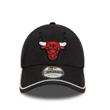 Gorra negra de visera curva con logo de los Chicago Bulls bordado en el frente y logo de New Era bordado en el lateral.