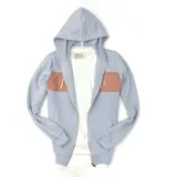 Campera celeste con cierre frontal, capucha y franja horizontal color ladrillo en el pecho.