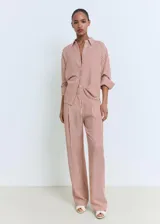 Pantalón recto de tiro medio con diseño de rayas y detalle de pinzas, forro interior y bolsillos laterales y traseros.