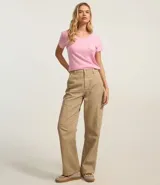 Blusa básica de algodón con cuello en V, manga corta y un pequeño bolsillo frontal. Diseño liso y versátil.