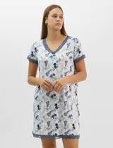 Camisón corto de tejido soft, color blanco con estampado floral y de hojas en tonos azules y marrones. Cuenta con mangas cortas y escote en V con terminaciones de encaje azul en el cuello, las mangas y el ruedo.