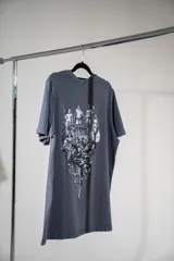 Remera gris con estampado de figuras de la mitología griega en la espalda.