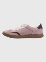 Sneaker de estilo urbano con capellada de gamuza sintética en color lila, detalles en marrón oscuro y suela de goma color caramelo.