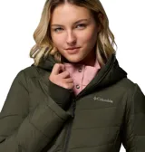 Campera acolchada de mujer marca Columbia, color verde oliva, con capucha, cierre frontal completo, bolsillos laterales con cierre y puños con orificios para los pulgares.