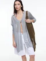 Cárdigan largo de tejido liviano color gris, con textura irregular y tajos laterales.