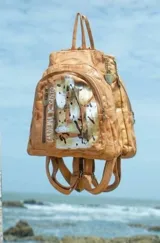 Mochila de cuero terracota con diseño artístico pintado a mano en el bolsillo frontal, múltiples compartimentos con cierre y herrajes metálicos en tono oro viejo.