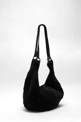 Bolso tote de ante suave, de cuerpo blando estilo hobo, con asa larga para el hombro y cierre superior con cremallera.