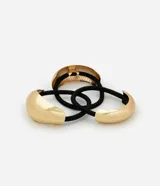 Set de tres elásticos para el pelo con detalle de metal dorado de diferentes tamaños.